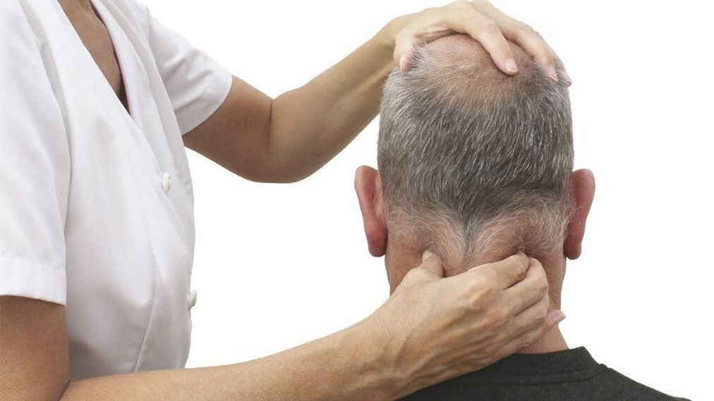 Durchführung einer therapeutischen Nackenmassage.